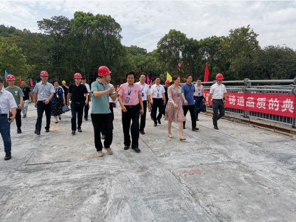 市政要聞 | 湖南工商大學(xué)黨委書記陳曉紅院士、長(zhǎng)沙市公共工程建設(shè)中心總工劉學(xué)武帶隊(duì)赴湖南工商大學(xué)跨桐梓坡路過街天橋項(xiàng)目考察調(diào)研